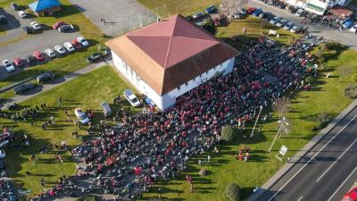 VIDEO: Djed Mrazovi padobranci skočili u sklopu Moto Mrazova 2023